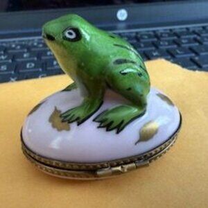 Peint Main Limoge Trinket Box- Frog on Lily Pad